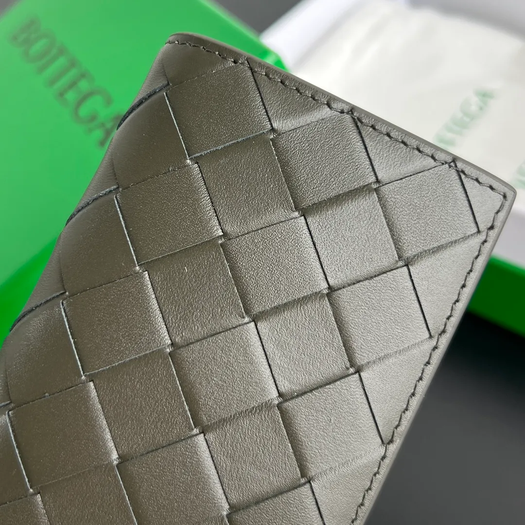 #2023 New Business Card Holder, 605720 The simple yet high-end feeling is definitely the BV woven bag. It is made of imported cowhide material. It is comfortable and textured. The business card is opened and closed with a flip cover. It is durable. There are two compartments inside. It can hold the daily amount of cards. Multiple color options. It is very suitable to be placed in a small bag for spring and summer. Exquisite and practical [happy] [happy] Size: 11x7.5x2.5 P520